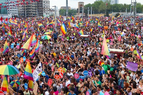 Police fire water cannon & rubber bullets at gay pride Istanbul parade - PHOTOS, VIDEOS